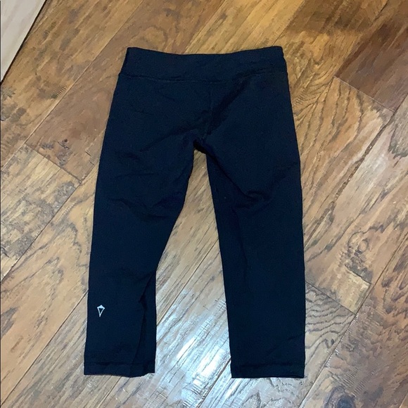 Black Cropped Ivivva Leggings - Picture 3 of 4